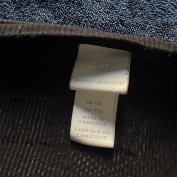 Basic Black Tee - Ribbed material - Picture 2 of 2